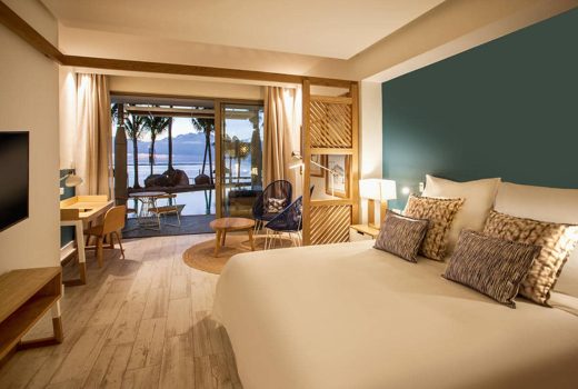 Swim-Up Room 